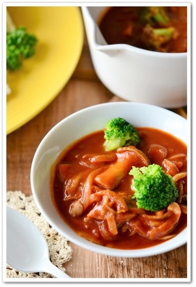 きのことベーコンの食べるトマトスープの写真