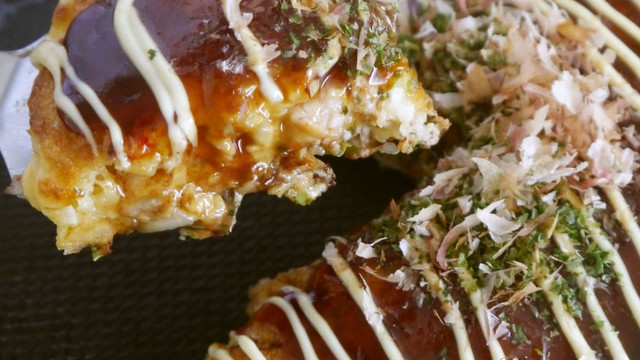 水で溶くだけで簡単に美味しい関西風お好み焼きの生地ができます フリーズドライの山芋をたっぷりと使う事で 食感も良く 生産国 日本 しっとりしながらもふんわりとしたハリのある焼き上がりになります 内容量