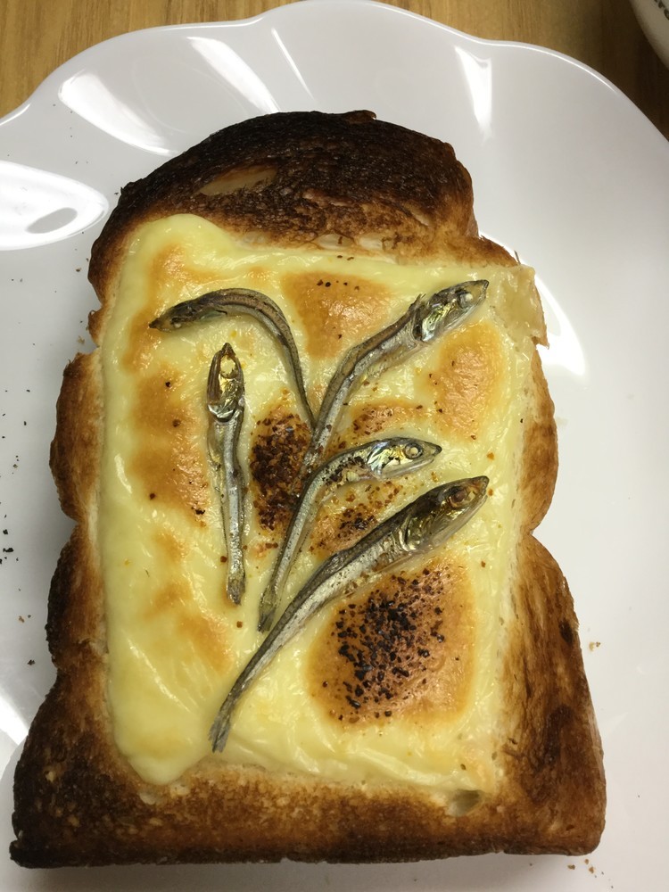 食べるにぼしをのせたチーズトーストの画像