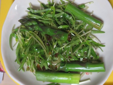 空芯菜の新芽とアスパラガスのサラダの写真