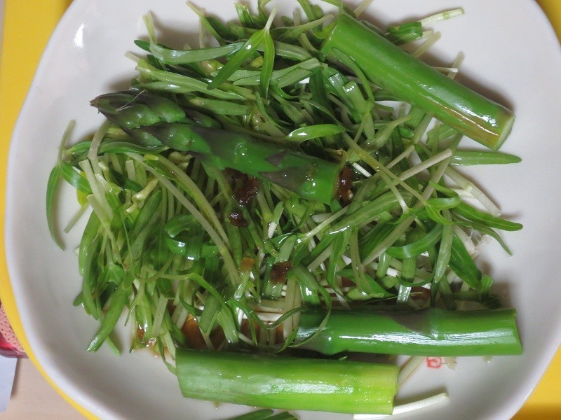 空芯菜の新芽とアスパラガスのサラダの画像