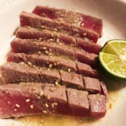 胡麻とスダチで食べる中トロの炙りの写真