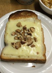 アーモンドをのせたチーズトースト