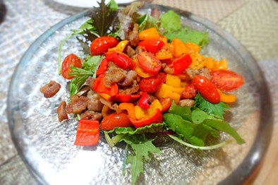 塩豚とパプリカとミニトマトのホットサラダの写真