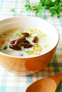 朝食にも♪お豆と野菜の豆乳スープ
