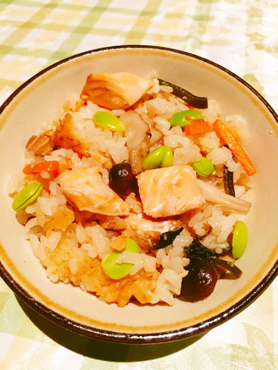 鮭と枝豆の炊き込みご飯の写真
