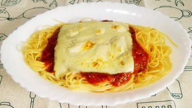 焼きチーズミートソーススパゲティの写真