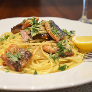 スパゲッティーニ 秋刀魚のペペロンチーノ レモン添え