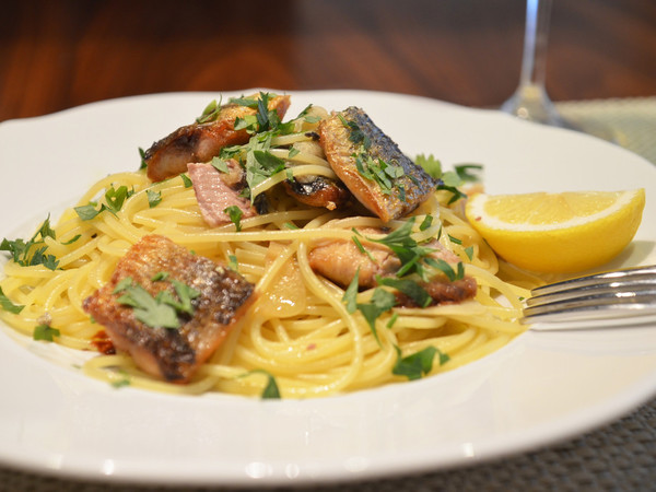 スパゲッティーニ 秋刀魚のペペロンチーノ レモン添え