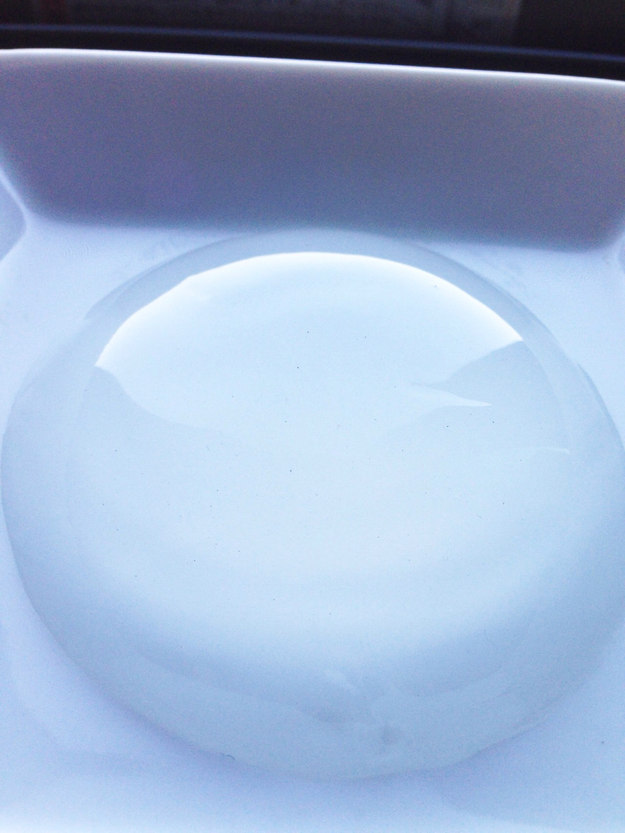 驚くの透明度の水信玄餅。涼しげな和菓子。の画像