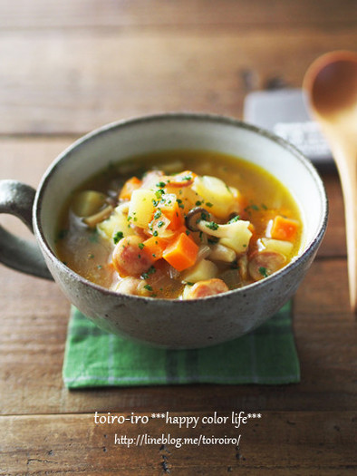コロコロ野菜とウインナーのカレースープの写真
