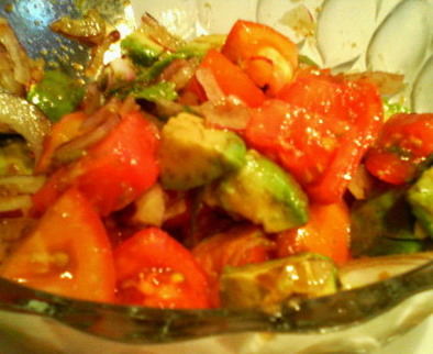 トマトとアボカドのサラダの写真