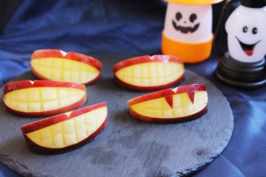 簡単♪ハロウィンに口の形のリンゴ飾り切りの画像