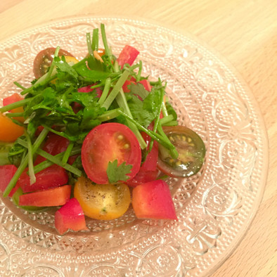 ミニトマトとパクチーのタイ風サラダの写真