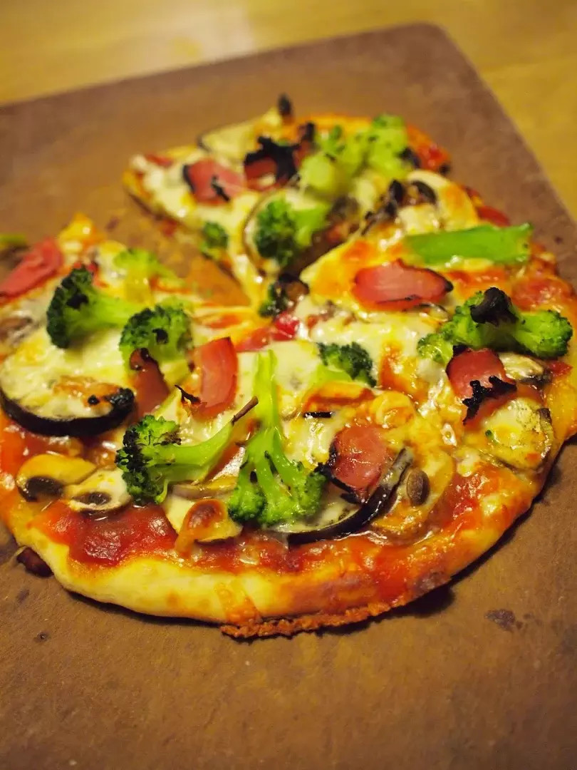 魚焼きグリルで焼く石焼き風ピザの画像