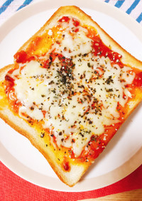 食パンで簡単☆マルゲリータ風ピザパン