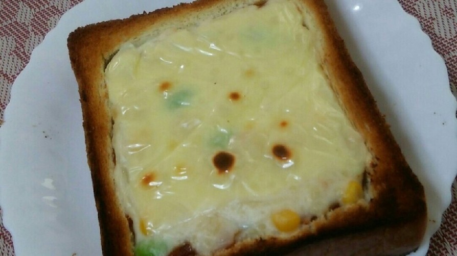パンのお皿でホワイトシチューの画像