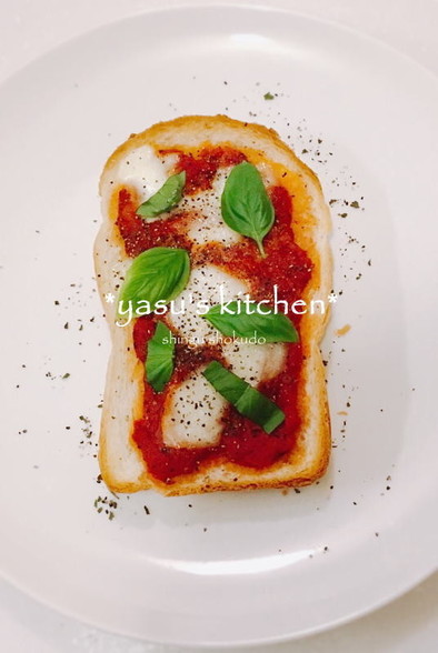 朝食はイタリアン♪マルゲリータトーストの写真