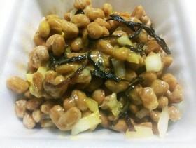 納豆梅塩昆布玉ねぎ薬味アレンジ⭐朝夜ご飯