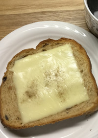 プルーン入り食パンのチーズトースト