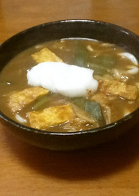 お餅入り油揚げと長ネギのカレーうどん