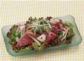 もどりがつおと香味野菜のぽん酢サラダ