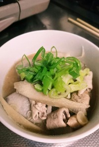 里芋、大根…根菜たっぷり豚モツ味噌汁