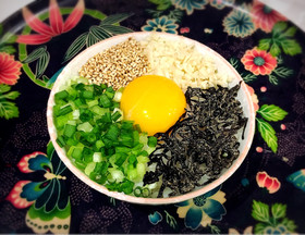 簡単♪ 塩昆布&薬味のっけ卵かけごはん