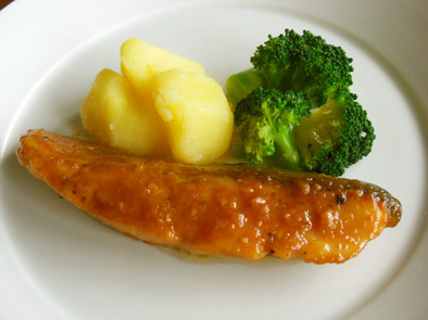 秋鮭のムニエル　味噌バター味の写真