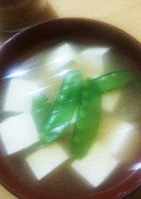 我が家の味噌汁(豆腐と絹さや)