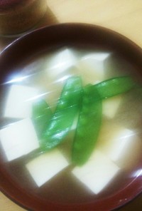 我が家の味噌汁(豆腐と絹さや)