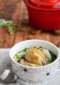 手羽先とニラの食べる生姜スープ鍋