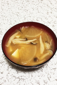 生姜で温か♡しめじと大根の中華風味噌汁