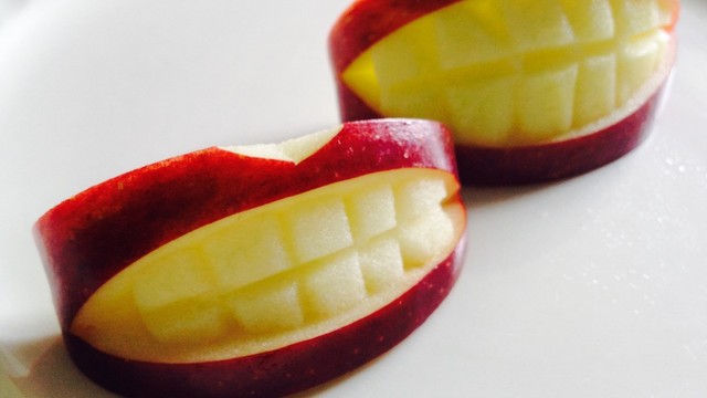 りんごの飾り切り 歯 レシピ 作り方 By 小春1２ クックパッド 簡単おいしいみんなのレシピが350万品
