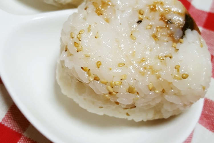 ごま油薫る 梅ごまおにぎり レシピ 作り方 By 苺 ストロベリー クックパッド 簡単おいしいみんなのレシピが355万品