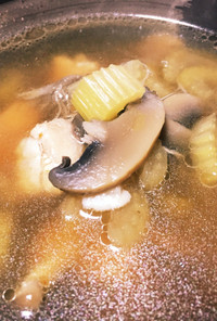 鶏肉とセロリとキノコの和風スープ