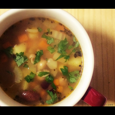 ヘルシーな、ポテトと豆のコンソメスープの写真