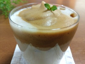 **・ラム香るベリーの泡カフェオレ・**