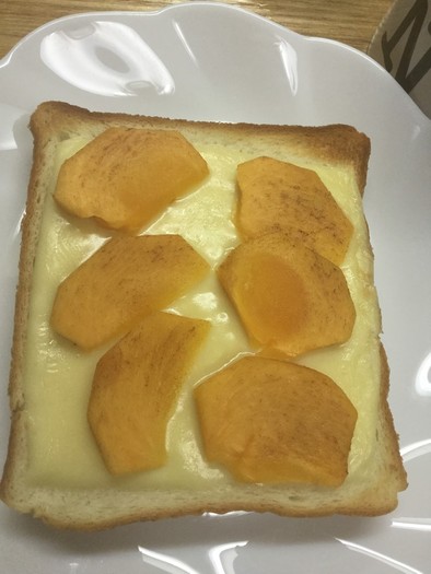 柿をのせたチーズトーストの写真