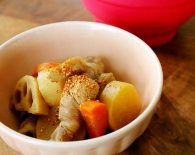 レンジで簡単！くるくるポークと根菜の煮物の写真