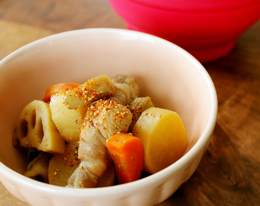 レンジで簡単！くるくるポークと根菜の煮物の画像