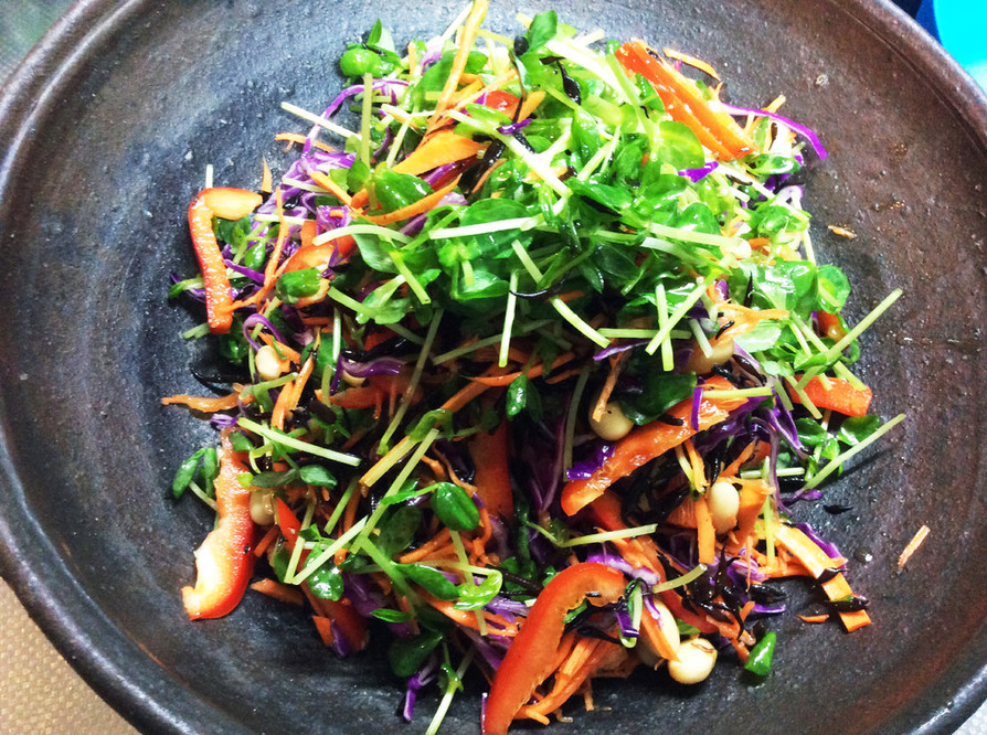 八角大豆と豆苗プチプチ荏胡麻の健康サラダの画像