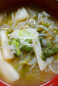 和食に温か♪山東菜と長芋と白滝のお味噌汁