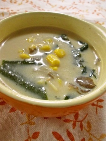 茸とわかめの豆乳スープの画像