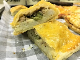 おやつにもおかずにも!肉入りえびいもパイ