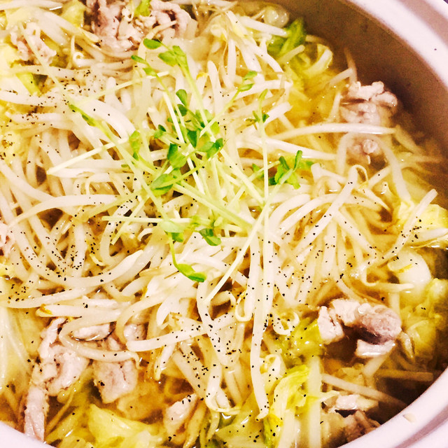 豚キャベもやしのニンニクバター鍋 レシピ 作り方 By なむい クックパッド 簡単おいしいみんなのレシピが350万品