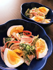 半熟卵とカニカマブロッコリーのサラダの写真