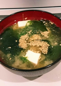 豆腐・ワカメ・水菜のゴマ入り味噌汁