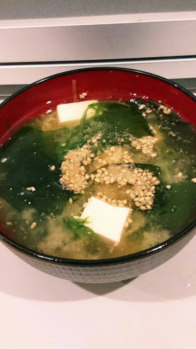 豆腐・ワカメ・水菜のゴマ入り味噌汁の画像