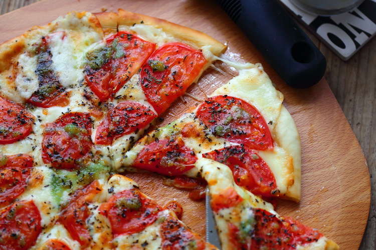 じゅわっ トマトとチーズのシンプルピザ レシピ 作り方 By れっさーぱんだ クックパッド